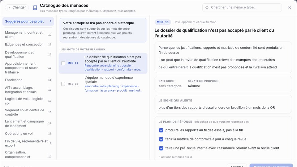 Le catalogue des menaces de Plannava ouvert depuis un projet : à gauche les thématiques, au centre les risques suggérés sur les mots du planning, à droite la fiche type avec son scénario, sa stratégie proposée, son signe d'alerte et son plan de réponse à cocher.